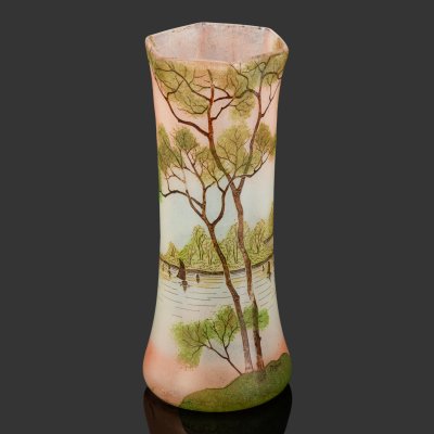 купить Ваза с шестигранным краем, декорированная изображением пейзажа с водоемом (тип формы "Диаболо), Legras et C. (?), стекло, роспись полихромной эмалью, Франция, 1900-1930 гг.