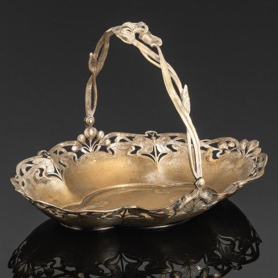 купить Фруктовница в стиле модерн продолговатой формы с ручкой и прорезным бортом, латунь, серебрение, Plewkiewicz & Co. (Фабрика Романа Плевкевича), Царство Польское, 1900-1915 гг.