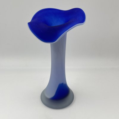 купить Ваза голубого цвета в виде цветка лилии, стекло, матовое, Западная Европа, 1960-1970 гг.
