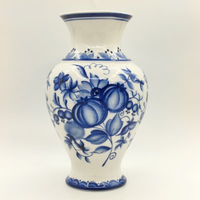 купить Ваза, украшенная ягодным декором, фарфор, роспись, Объединение «Гжель», СССР, 1986-1991 гг.