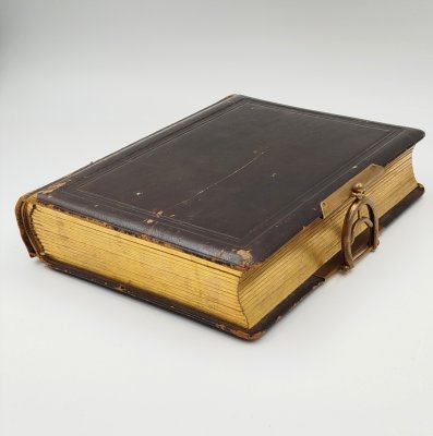 купить Фотоальбом с фигурной застежкой и позолоченным обрезом, латунь, кожа, картон, Западная Европа, 1890-1920 гг.