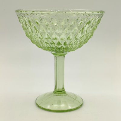 купить Ваза на ножке для десертов (креманка/конфетница) с геометрическим декором, цветное стекло, пресс, Стеклозавод «Неман», СССР, 1950-1970 гг.