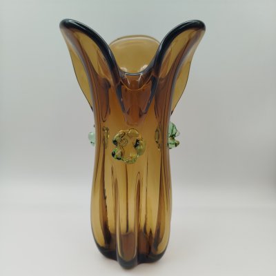 купить Ваза янтарного оттенка с фигурной трехлепестковой горловиной, цветное стекло, налепы, гутная техника, Ленинградский стекольный комбинат «Победа» (Колпино), СССР, 1960-1990 гг.