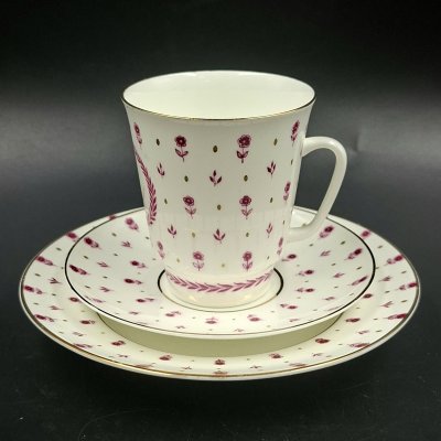 купить Трио кофейное с буквой "М" и нежным цветочным декором в пурпурной гамме, фарфор, деколь, золочение, Ленинградский фарфоровый завод (ЛФЗ), СССР, 1970-1992 гг.