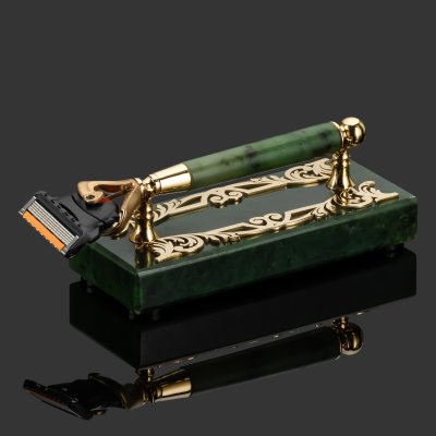 купить Бритвенный станок с подставкой, украшенной орнаментальным декором в подарочной коробке, латунь, нефрит, золочение, пластик, Златоуст, Российская Федерация, 2025 г.