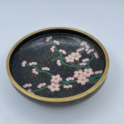 купить Розетка декоративная (блюдце) с изображением сливы мэйхуа на черном облачном фоне, латунь, перегородчатая эмаль (клуазоне), Китай, 1950-1970 гг.