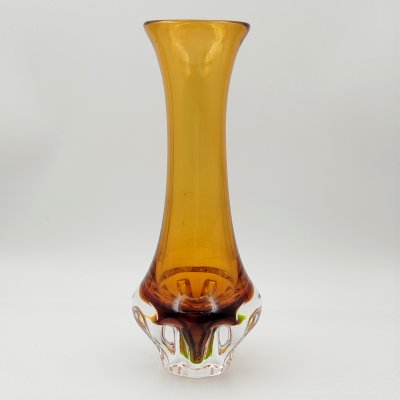 купить Ваза лаконичной формы на фигурном основании, цветное стекло, гутная техника, Чехословакия, 1970-1990 гг.