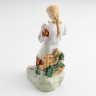 Купить Статуэтка "Любит-не-любит" (Гадание на ромашке), фарфор, скульптор О.Л. Жникруп, Полонский ЗХК, СССР, 1973-1991 гг.