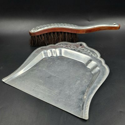 купить Винтажный набор для уборки крошек со стола (щётка и совочек), металл, дерево, щетина, СССР, 1960-1980 гг.