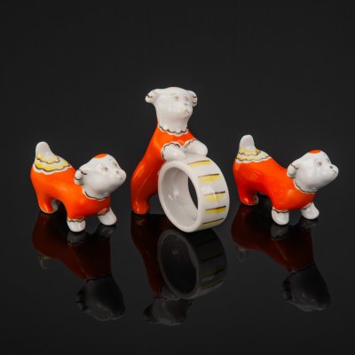 купить Набор для завтрака "Выступление цирковых собак" (Кольцо для салфеток, две подставки под столовые приборы), автор модели Т.И. Воскресенская, фарфор, роспись, Дулевский фарфоровый завод (Дулёво), СССР, 1960-1970 гг.