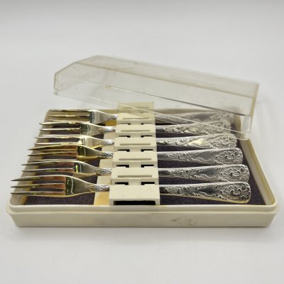 купить Набор из шести десертных вилок с растительным декором в оригинальной коробке, Эчмиадзинский завод бытовых металлических изделий, мНЦ (медь-никель-цинк), пластик, СССР, 1970-1990 гг.