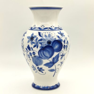 купить Ваза, украшенная ягодным декором, фарфор, роспись, Объединение «Гжель», СССР, 1986-1991 гг.