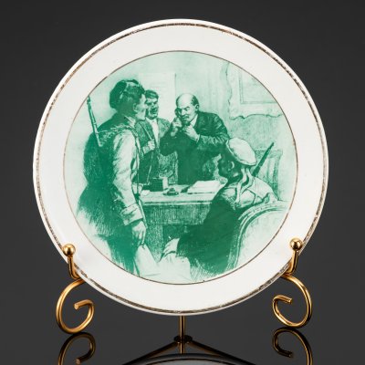 купить Тарелка декоративная "Владимир Ильич Ленин в Смольном дает распоряжение по телефону", по рисунку П.В. Васильева, фаянс, деколь, золочение, Будянский фаянсовый завод «Серп и молот», СССР, 1957-1965 гг.