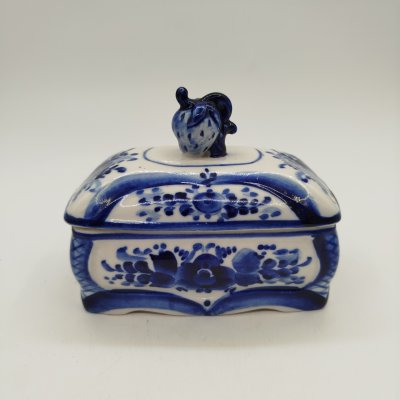 купить Шкатулка прямоугольной формы с растительным декором, фарфор, роспись, Объединение «Гжель», Россия, 1991-2010 гг.