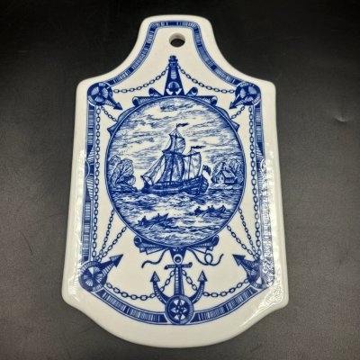 купить Доска сырная с изображением парусника и морской атрибутики, фарфор, деколь, СССР, 1970-1990 гг.