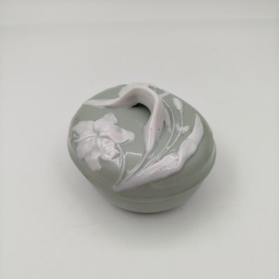 купить Шкатулка "Лилии", фарфор, крытье, Дмитровский фарфоровый завод (ДФЗ Вербилки), СССР, 1946-1950 гг.