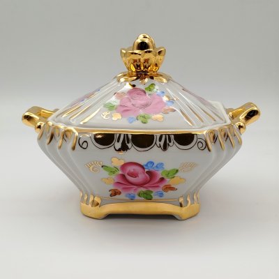 купить Сахарница (шкатулка), декорированная цветочным декором, фарфор, роспись, золочение, Объединение «Гжель», СССР, 1970-1990 гг.