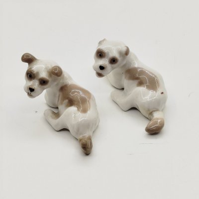 купить Пара миниатюрных статуэток "Дворняжки" (под реставрацию), скульптор Н.Е. Муратов, фарфор, роспись, Ленинградский фарфоровый завод (ЛФЗ), СССР, 1970-1990 гг.