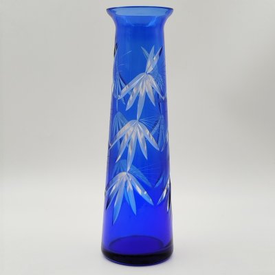 купить Ваза синего цвета конусообразной формы с расширенной горловиной и растительным декором, стекло, резьба, Стекольный завод «Красный май», СССР, 1960-1990 гг.