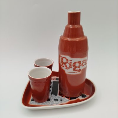 купить Набор ликерный "Рига" в виде штофа, двух стопок и подставки (пепельницы), фарфор, деколь, крытье, Рижский фарфорово-фаянсовый завод, СССР, 1970-1980 гг.