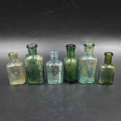 купить Набор из шести маленьких флаконов различных форм, цветное стекло, Европа, 1900-1940 гг.