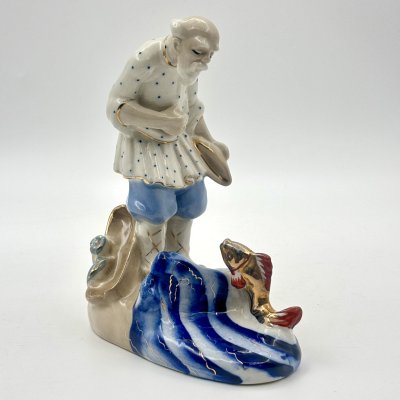 купить Статуэтка "Старик и золотая рыбка", автор Л.П. Азарова, фарфор, роспись, золочение, Турыгинский фарфоровый завод артели «Художественная керамика» (Гжель), СССР, 1950-1960 гг.