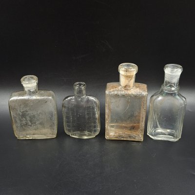 купить Набор из четырех уплощенных флаконов различных форм, стекло, Европа, 1900-1940 гг.