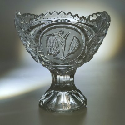 купить Вазочка на ножке для сервировки стола, декорированная резным изображением цветов фуксии, худ. П. А. Ледяев, хрусталь, пресс, матирование, Завод «Красный Гигант», СССР, 1980-1990 гг.