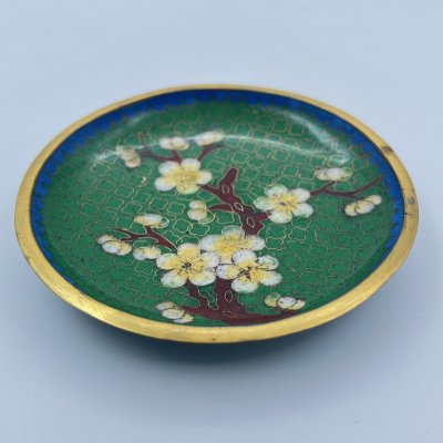 купить Розетка с декором в виде желтой сакуры на зеленом фоне, выполненная в технике клуазоне, латунь, перегородчатая эмаль, Китай, 1950-1980 гг.