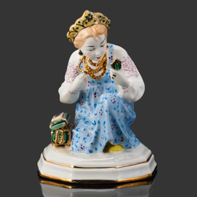 купить Статуэтка "Малахитовая шкатулка" ("Танюшка и тятино подаренье"), скульптор О.М. Богданова, фарфор, роспись, золочение, люстр, Ленинградский завод фарфоровых изделий (ЛЗФИ), СССР, 1956-1967 гг.