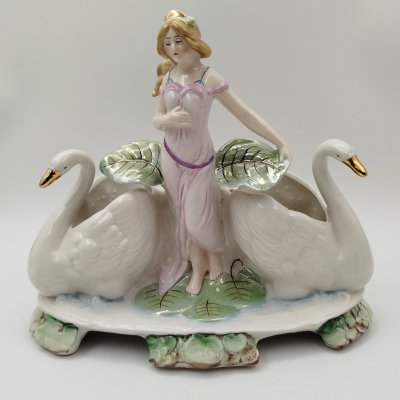 купить Статуэтка-салфетница "Девушка с лебедями", фарфор, роспись, люстр, золочение, Carl Schneider's Heirs, Германия, 1952-1972 гг.