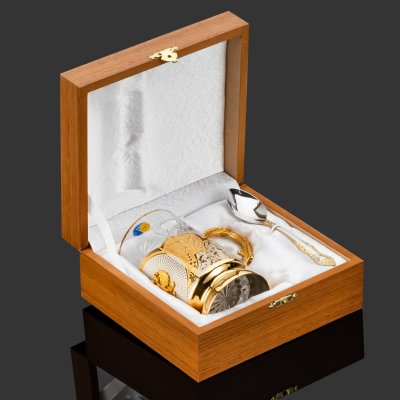 купить Подстаканник "Герб Российской Федерации" с ложкой и стаканом в подарочной коробке, латунь, стекло, золочение, Златоуст, Российская Федерация, 2025 г.