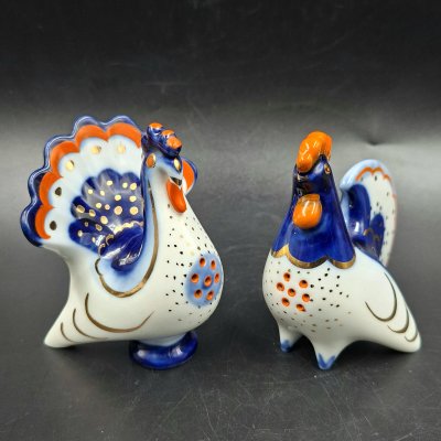 купить Набор для специй (солонка и перечница) "Петух и индюк", скульптор М.Н. Мох, фарфор, роспись, золочение, Ленинградский фарфоровый завод (ЛФЗ), СССР, 1960-1992 гг.