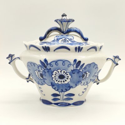 купить Супница (пельменница) с фигурной ручкой и цветочным декором, фарфор, роспись, Объединение «Гжель», СССР, 1986-1991 гг.