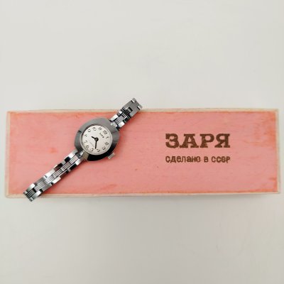 купить Часы наручные "Заря" в оригинальной упаковке с документами, металл, стекло, картон, Пензенский часовой завод, СССР, 1991 г.