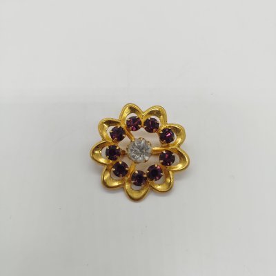 купить Брошь округлой формы со вставками, металл, золочение, стекло, Красносельская ювелирная фабрика, СССР, 1960-1970 гг.