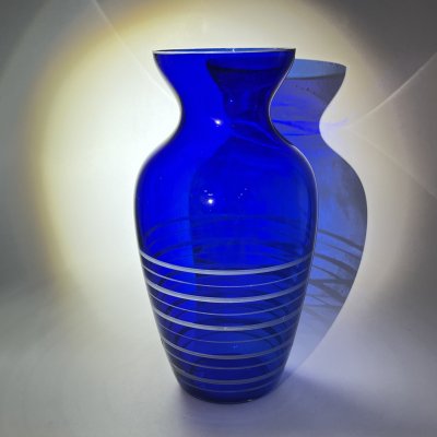 купить Ваза кобальтового оттенка, украшенная полосатым декором, цветное стекло, Восточная Европа, 1960-1980 гг.