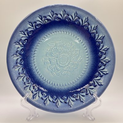 купить Тарелка синего цвета с рельефным цветочным орнаментом, фаянс, аэрография, Ленинградский завод «Стройфаянс», СССР, 1972-1990 гг.