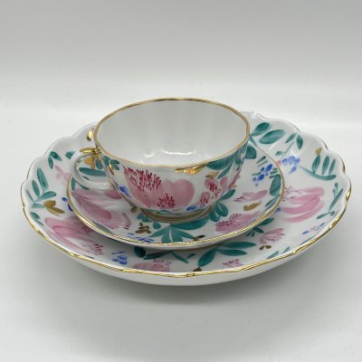 купить Сервировочный набор из чайной пары и тарелки с расписным цветочным декором, фарфор, роспись, Ленинградский фарфоровый завод (ЛФЗ), СССР, 1970-1990 гг.