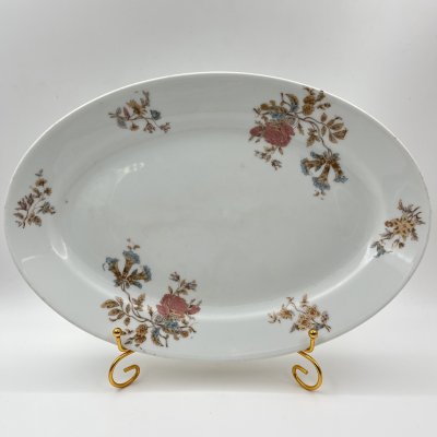 купить Блюдо овальной формы, декорированное изображениями цветущих васильков и роз, фарфор, деколь, Товарищество М.С. Кузнецова в Москве, Российская империя, 1890-1917 гг.