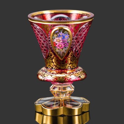 купить Ваза в форме кратер с рубиновым надцветом, декорированная цветочными розетками, резным орнаментом и флоральными мотивами золотистого цвета, хрусталь, надцвет, резьба, роспись, золочение, Богемия, 1890-1920 гг.