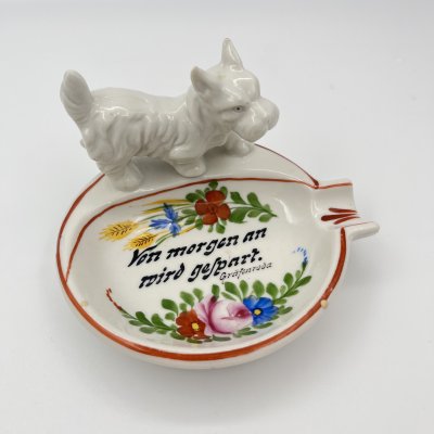 купить Пепельница с цветочным декором и статуэткой терьера, надпись "Мon morgen an wird gespart. Gräfenroda", мануфактура CW & Co. Deesbach, фарфор, роспись, Западная Европа, 1960-1980 гг.