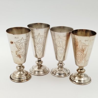 купить Набор рюмок "30 лет Октября" с изображением Кремля на 4 персоны, металл, гравировка, СССР, 1947 г.