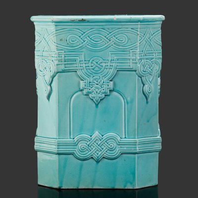 купить [Клеймо в тесте] Тумба в готическом стиле, фаянс, глазурь, Товарищество М.С. Кузнецова, Российская империя, 1890-1915 гг.
