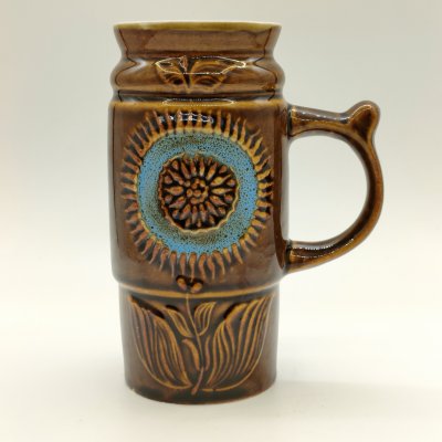купить Кружка пивная с рельефным цветочным декором, керамика, цветные поливы, Московский завод «Изолятор», СССР, 1970-1990 гг.