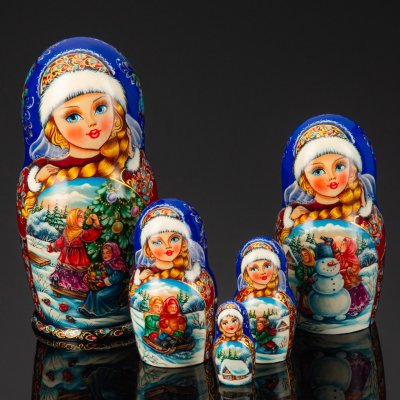 купить Матрешка "Русская зима. Новый год" (5 мест), автор росписи С.А. Лонченкова, дерево, лак, роспись, золочение, Российская Федерация, 2025 г.