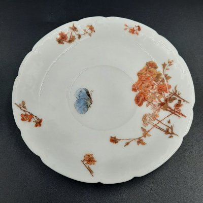 купить Блюдце с декором в виде цветов и бабочки, фарфор, деколь, Фарфоровый завод братьев Корниловых, Российская империя, 1884-1917 гг.