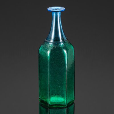 купить [авторская подпись] Ваза в форме бутылки с широкими гранями в зеленовато-голубых оттенках, дизайнер Bertil Vallien, стекольный завод Коста-Бода, стекло, вплавление стеклянной крошки, Швеция, 1960-1980 гг.