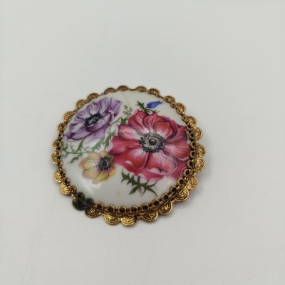 купить Брошь круглой формы, украшенная изображением цветов, фарфор, деколь, металл, СССР, 1970-1990 гг.