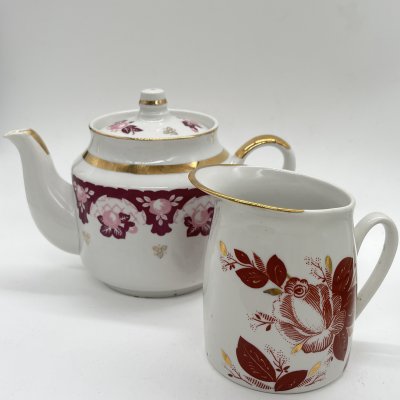 купить Набор из чайника и молочника с декором в виде роз (подбор), фарфор, деколь, золочение, Дмитровский фарфоровый завод (ДФЗ Вербилки), СССР, 1970-1990 гг.